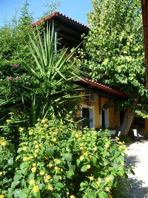 Meliti Guesthouse Акрата Экстерьер фото